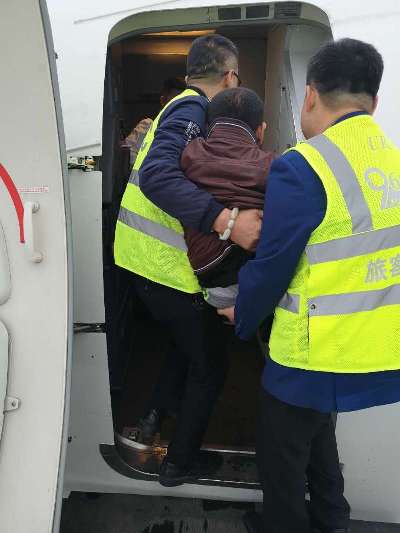 圖:因客艙內通道狹窄,胡書源一人將旅客抱至座位上.jpg