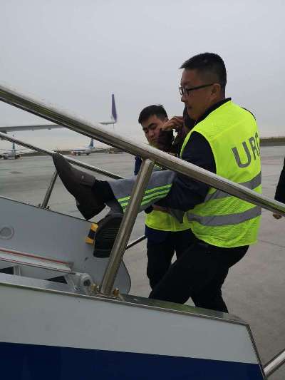 圖:胡書源與同事合力抬起輪椅旅客.jpg