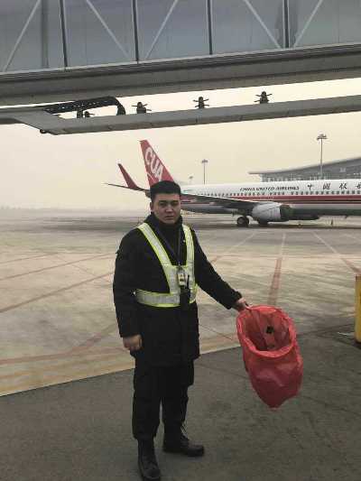 航空護衛部工作人員及時撿拾孔明燈.jpg