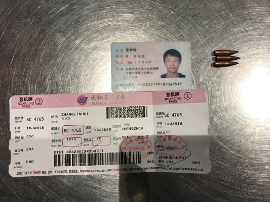 腳踩子彈坐飛機(jī)被查獲.jpg