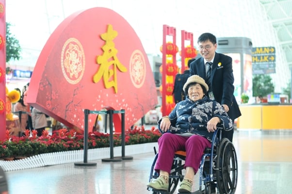 南航地服人員為旅客提供輪椅服務(wù)·李亨攝（股份地服部）.jpg
