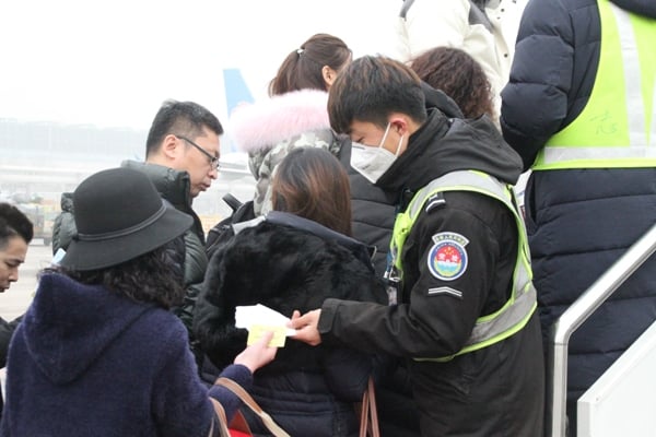 圖：霧霾天氣監護隊員查驗登機牌.JPG