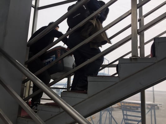 南航新疆地服人員協助器官轉運人上下廊橋 董星攝.jpg