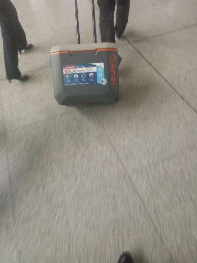 南航新疆工作人員一路奔跑引導旅客  申嚴嚴攝.jpg