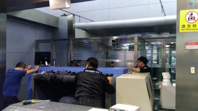 安檢設(shè)備維修員同廠家安裝人員安裝調(diào)試雙通道X光機(jī)2.jpg