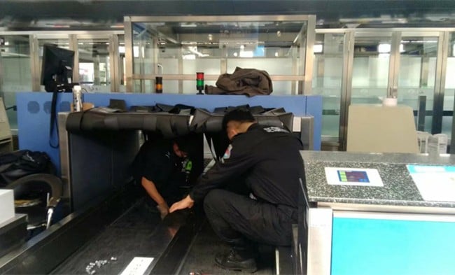 安檢設(shè)備維修員同廠家安裝人員安裝調(diào)試雙通道X光機(jī)1.jpg