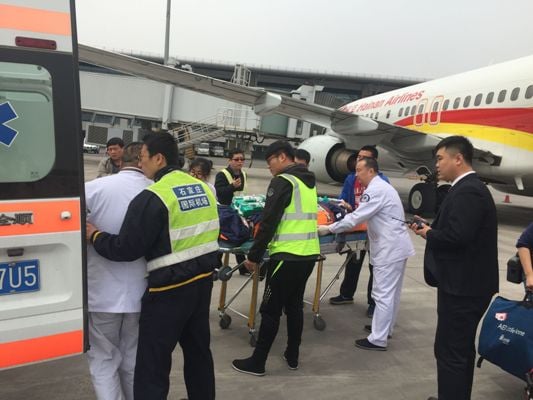 石家莊機場各單位工作人員相互配合完成轉運工作.jpg