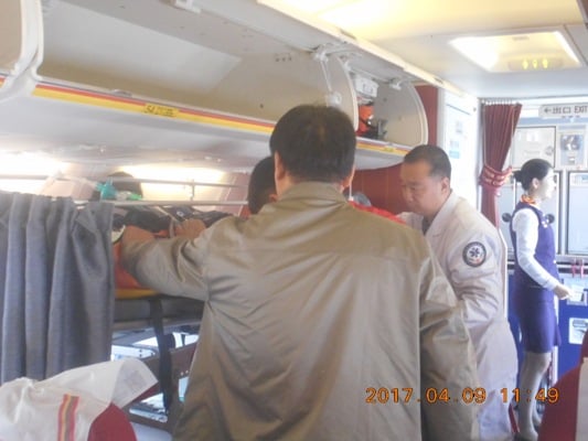 醫護人員在機艙內與隨行醫生進行溝通.JPG