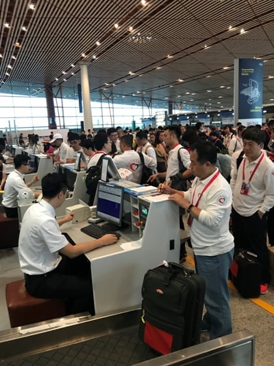 1、國航提前開放專門柜臺為赴藏醫療團隊辦理值機、行李托運等手續。李薇 攝.jpg