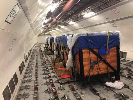 配圖:搭載有兩頭白鯨的友和道通航空UW9929航班貨艙內景.jpg