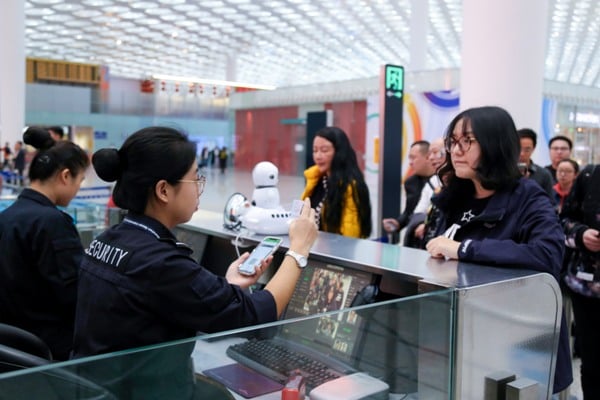 旅客在深圳機場可使用二維碼過檢登機 攝影：詹璐華.jpg