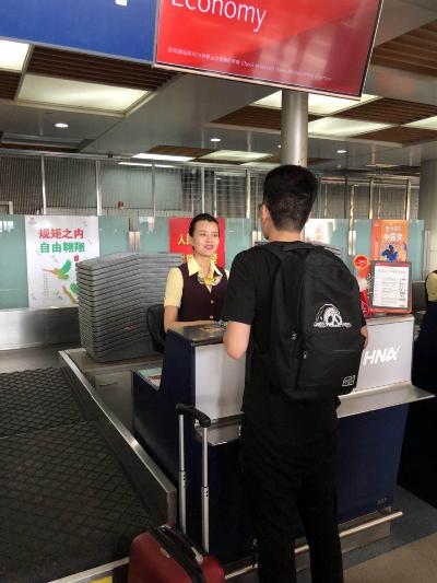續丹為旅客辦理值機手續.jpg