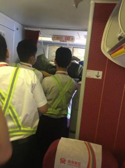 飛航地服工作人員一同將擔架旅客抬下機.jpg
