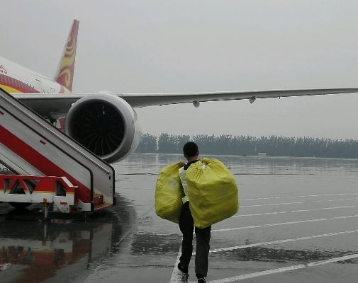 航機員往機上搬運物資.jpg
