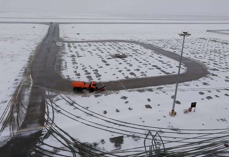 機(jī)場清除停機(jī)坪積雪.JPG