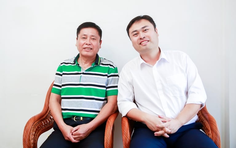 王天成父子合影。（賀晟 攝）.jpg
