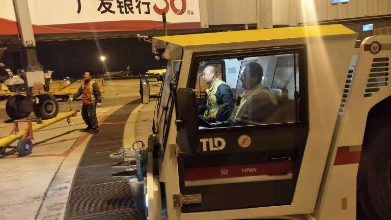 趙永貴和同事夜間作業.jpg