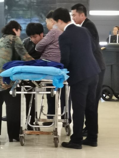 飛航地服工作人員協助旅客換乘輪椅.jpg