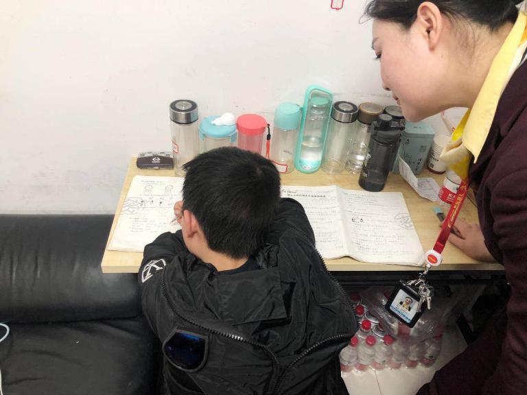 海航地服工作人員輔導無陪兒童完成寒假作業.jpg
