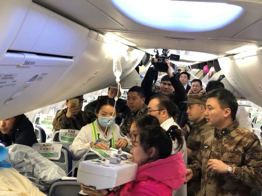 南航客艙內緊急安置受傷戰士——閆雪姣攝.jpg