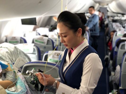 客艙乘務員隨時關注受傷戰士情況 ——閆雪姣攝.jpg