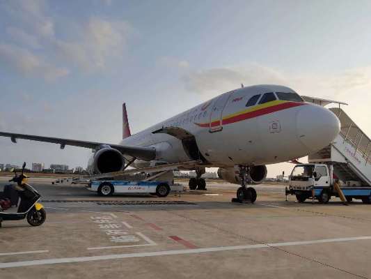 配圖：備降三亞機場的天津航空GS7446航班.jpg