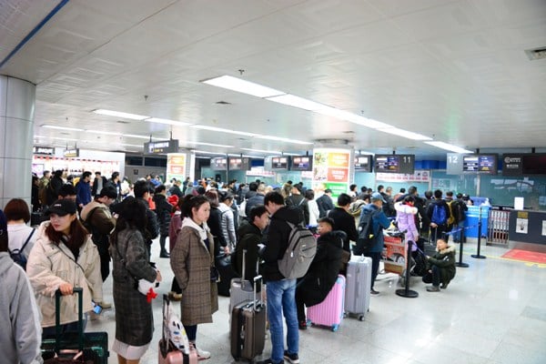 航班高峰期間候機(jī)樓現(xiàn)場1.jpg