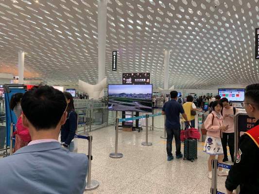 旅客在航站樓可體驗 “5G+4K”直播跑道飛機起降.jpg