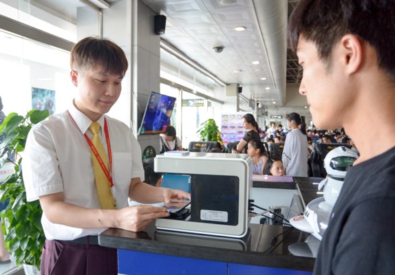 旅客出示電子登機(jī)牌完成登機(jī)口校驗.jpg