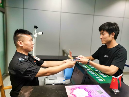 旅客憑電子二維碼登機(jī)牌完成安檢信息查驗1.jpg