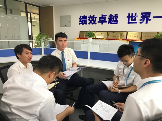 王東與同事們討論大客戶走訪計劃。 徐爽攝.jpg
