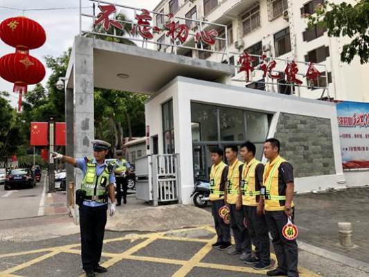 配圖:交警同志對志愿者進行培訓(xùn).jpg