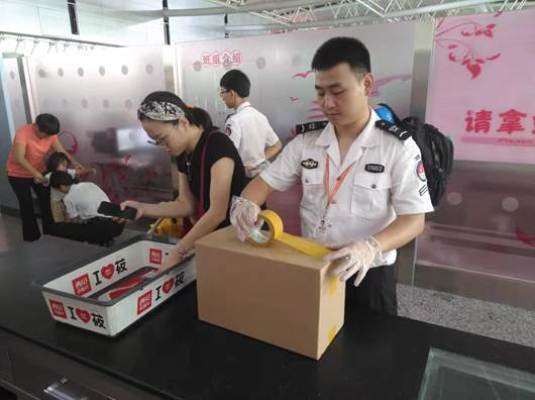配圖：安檢員協助旅客辦理二次托運.jpg