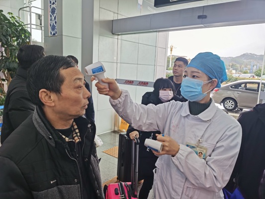 測量體溫1.jpg