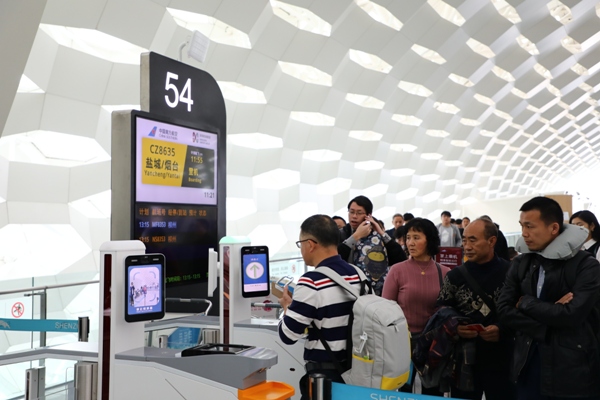 旅客在深圳機場體驗“刷臉登機”.jpg