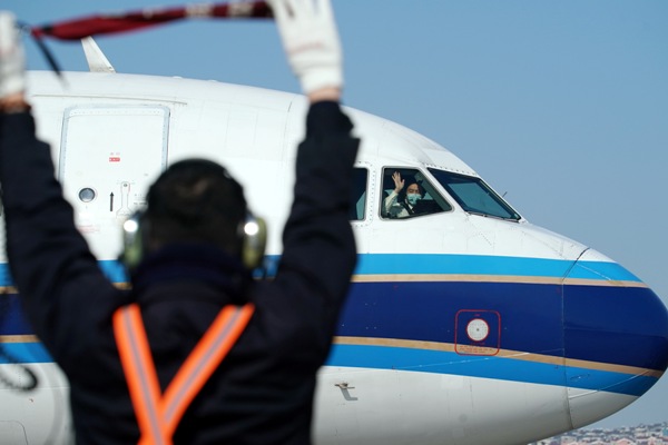 王有勉 攝影 機務(wù)人員護(hù)送航班離港.jpg