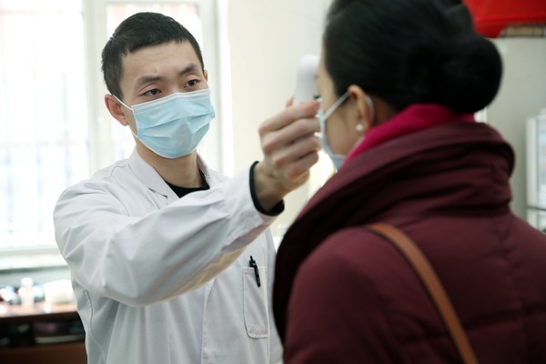 王有勉 攝影 圖為邵重斌在為執飛航班的乘務員測量體溫.jpg