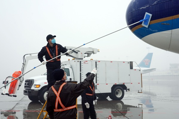 王有勉 攝影 機務(wù)人員為飛機做好除冰，保障運行安全.jpg