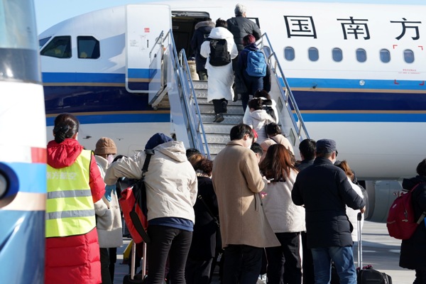 資料圖 王有勉 攝影 旅客登機.jpg
