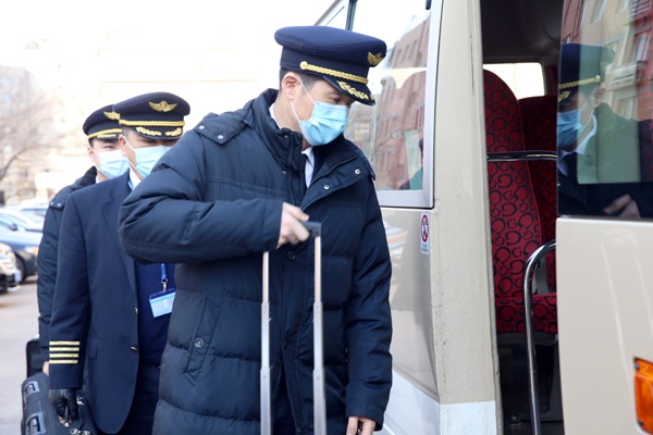王有勉 攝影 疫情期間，南航大連分公司飛行黨員干部帶頭執飛航班.jpg