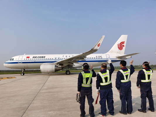 10.機務人員放行.jpg