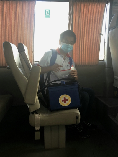 1、志愿者坐上擺渡車.jpg
