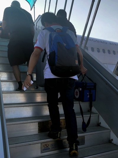 2、志愿者登機.jpg
