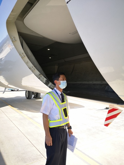 曹繼勇繞機檢查.jpg