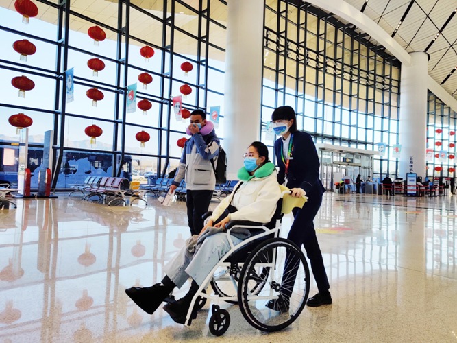 圖為：張家口機場服務特殊旅客。.jpg