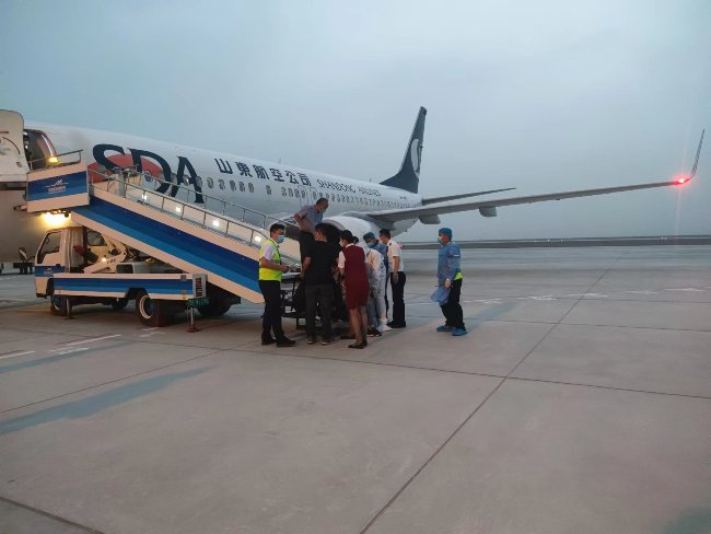 若羌機場全力救助機場突發疾病旅客-(1).jpg