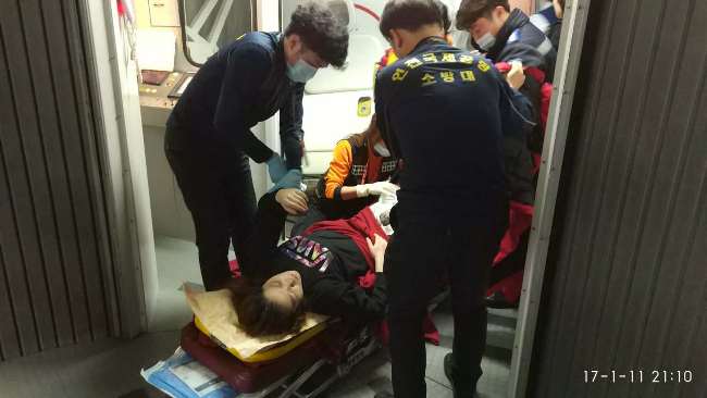 飛機落地后，孕婦乘客被抬出客艙送往醫院（照片為手機拍攝）.jpg