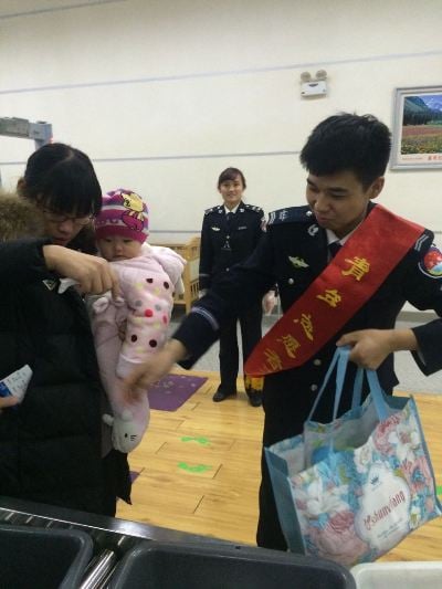 伊那機場暖冬行動志愿者幫旅客提拿行李.jpg