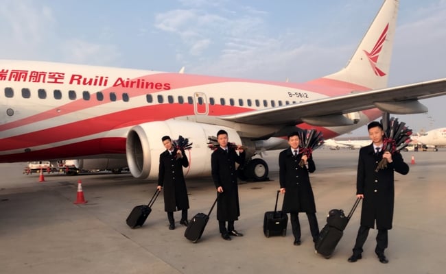 “男神”乘務組準備好鮮花準備登機.jpg