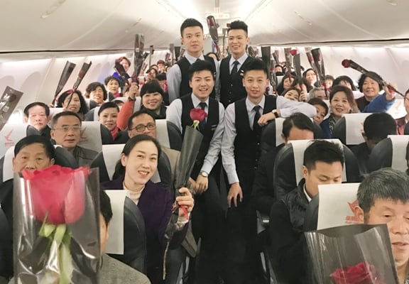 “男神”乘務員與女性旅客共度佳節客jpg.jpg